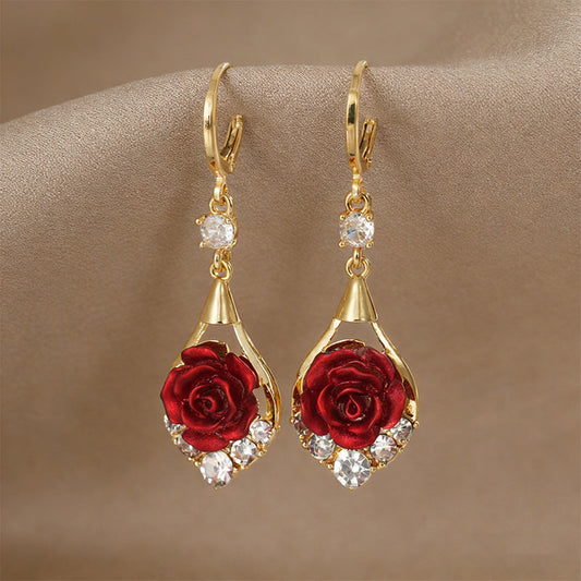 Elegantes pendientes con rosas rojas: diseño romántico, acabado de alta calidad y regalo perfecto